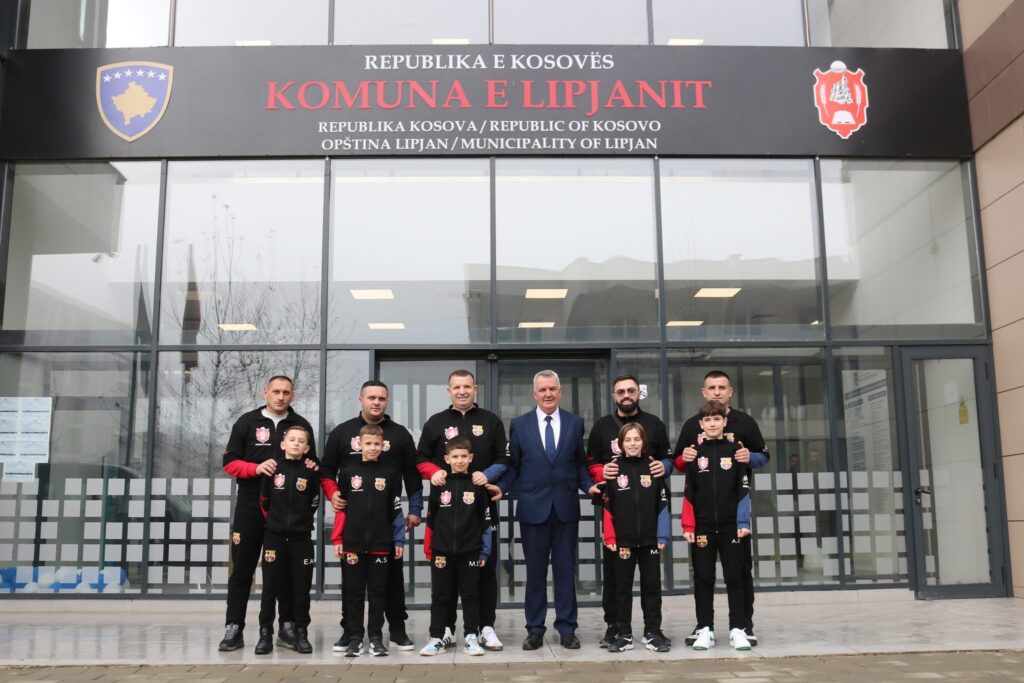 Kryetari Ahmeti mirëpret talentet e futbollit që do të përfaqësojnë Komunën e Lipjanit në Barcelonë, Spanjë