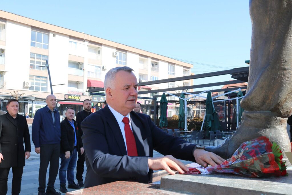 Kryetari Ahmeti bën homazhe për nder të Epopesë së UÇK-së