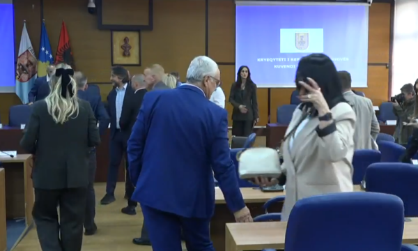 Mungojnë asamblistët e VV-së dhe PDK-së, dështon mbledhja e jashtëzakonshme të kuvendit Prishtinës