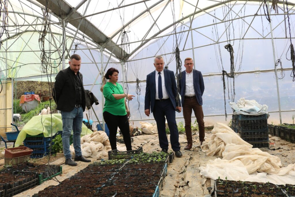 Kryetari Imri Ahmeti viziton fermerët në fshatin Sllovi