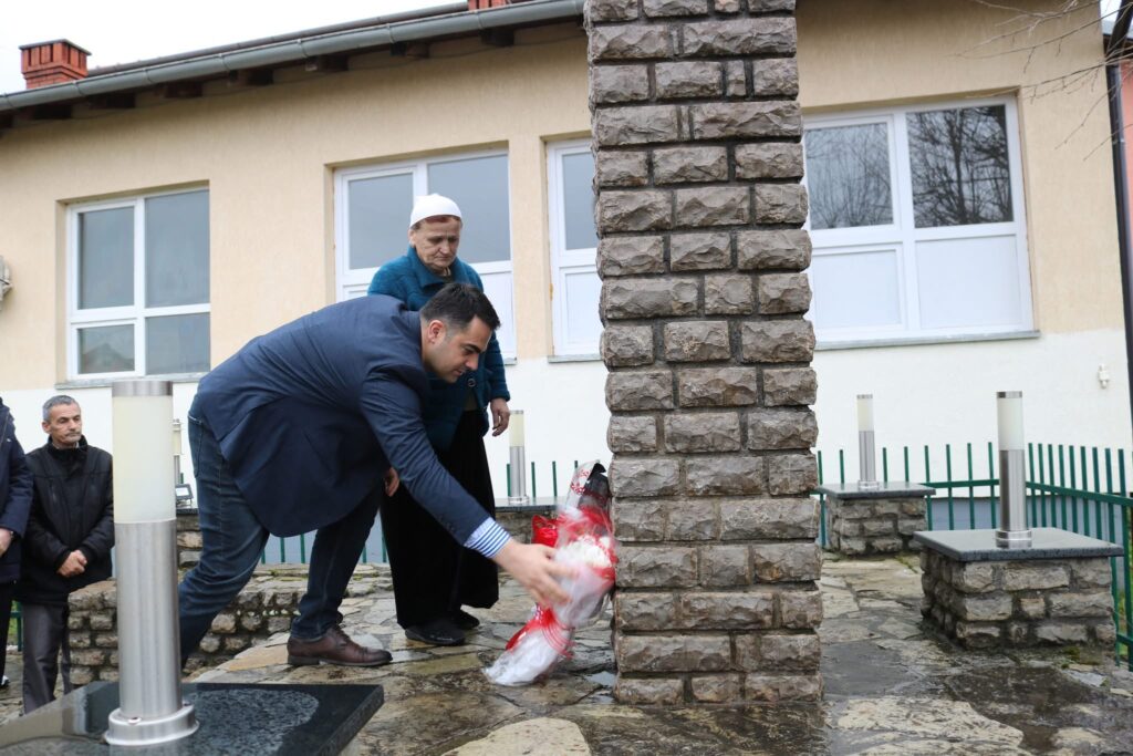 Nënkryetari Bytyqi bëri homazhe te pllaka përkujtimore e Dëshmorit Vezir Kolshi