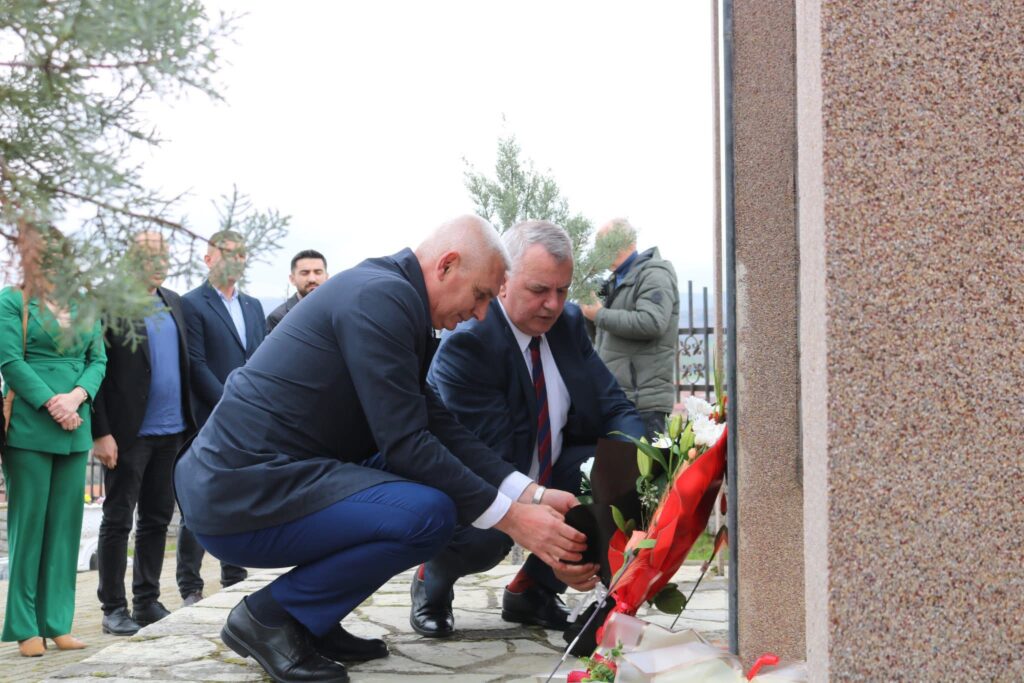 Kryetari Ahmeti nderon me homazhe dëshmorët dhe martirët e Sllovisë dhe Akllapit