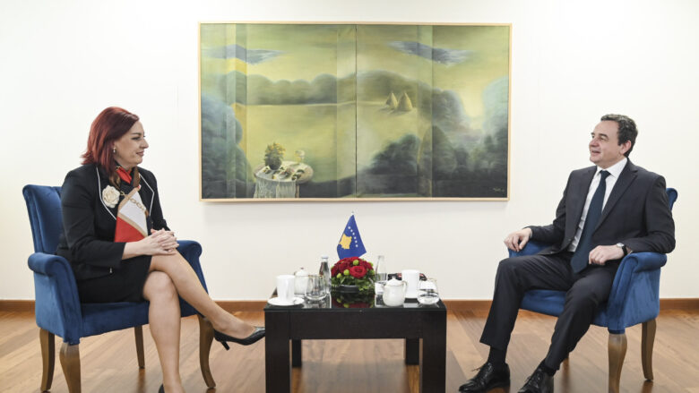 Kurti nis diskutimet me pakicat për formimin e qeverisë, takohet me Emilija Rexhepin