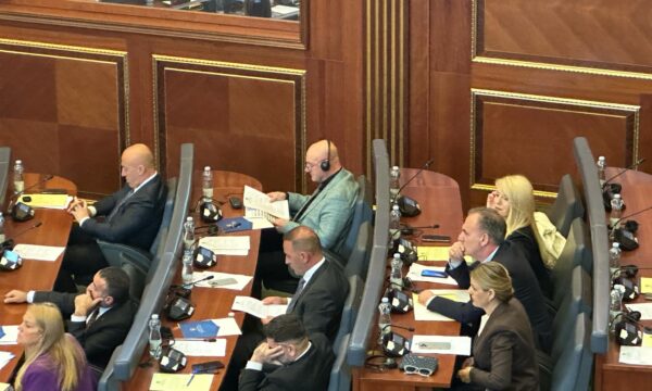 Adem Hoxha ulet te AAK, a u bë pjesë e Grupit Parlamentar?
