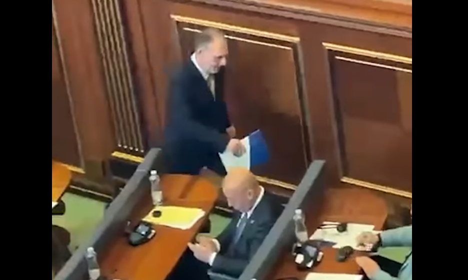 Limaj i kalon përskaj Ramush Haradinajt në sallën e Kuvendit, s’komunikojnë fare