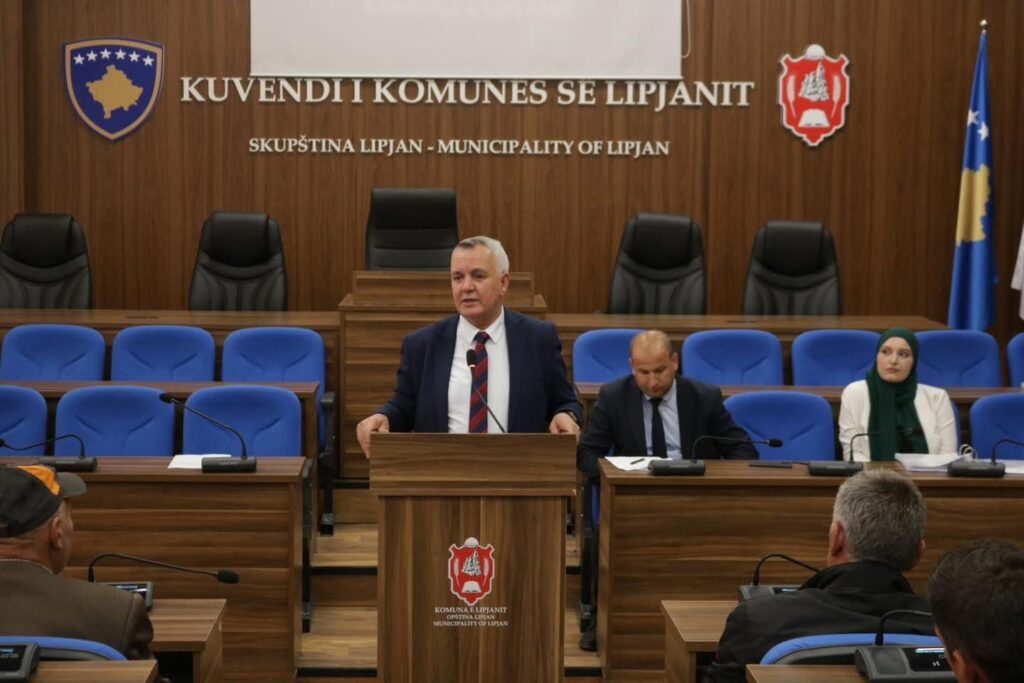 Kryetari Ahmeti nënshkruan kontratat për subvencionimin e qumështit me fermerët