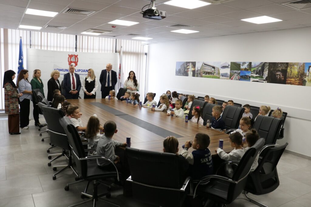 Kryetari Ahmeti pret në vizitë një grup fëmijësh në kuadër të aktiviteteve për nder të 1 Qershorit