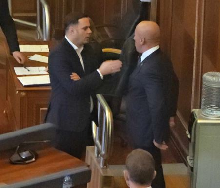 Abdixhiku dhe Haradinaj, mbajnë një konsultë të shkurtër pak para seancës