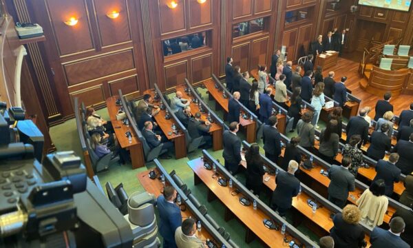Kuvendi mbajti një minut heshtje për dëshmorët – deputetët serb nuk u ngritën në këmbë
