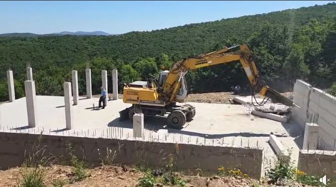 Përparim Rama i fut bagerët, rrënon një ndërtim pa leje në një zonë turistike