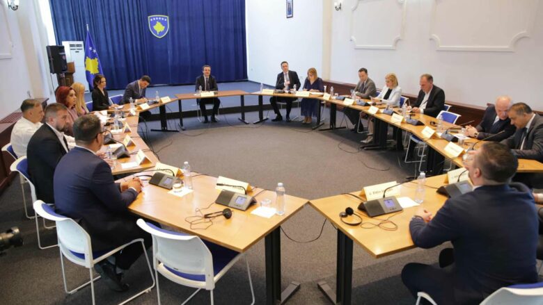 Kurti mblodhi partitë rreth tryezës së rrumbullakët, cila është simbolika e këtij protokolli