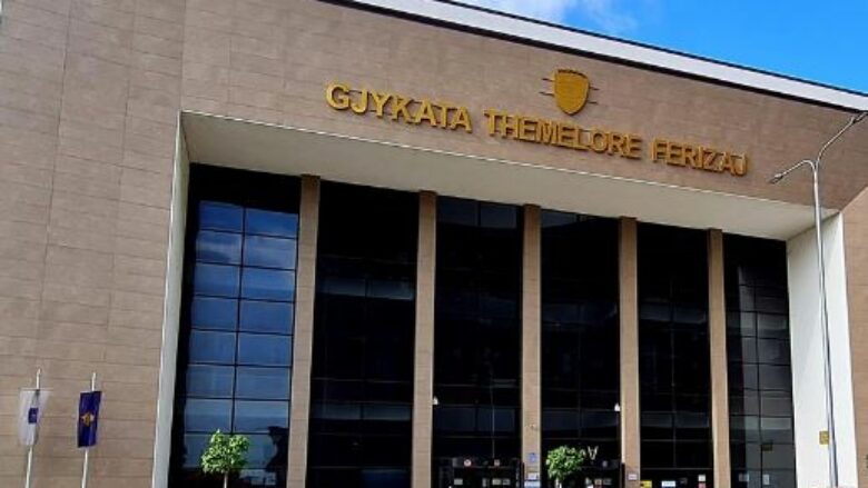 Një muaj paraburgim ndaj tre personave – dyshohet se theren me thikë dy persona të tjerë në Ferizaj