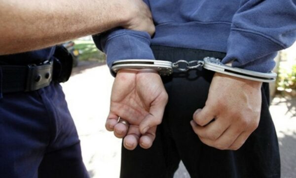 Gjyshi kosovar tentoi ta merrte me forcë mbesën për t’u përkujdesur, arrestohet