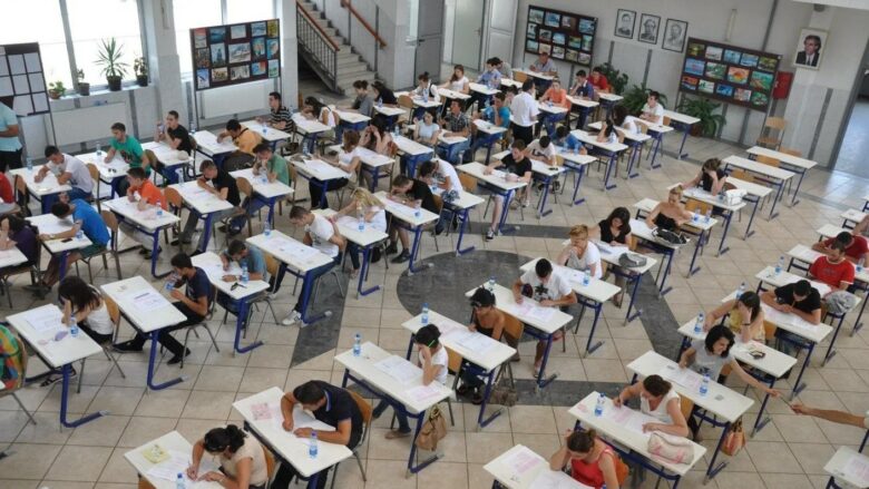 Përfundon pjesa e parë e Provimit të Maturës, MASHTI: Një numër i madh i nxënësve u larguan për shkak të përdorimit të telefonave