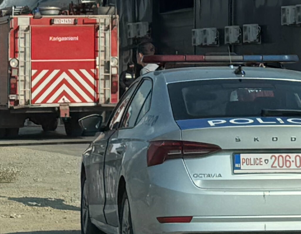 Zjarri në Lipjan, deklarohet policia: Zjarrfikësit janë në vendngjarje, po merremi me rastin
