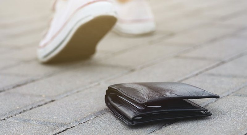 Qytetari nga Klina dorëzon në polici kuletën e gjetur me 1 mijë e 700 euro në të