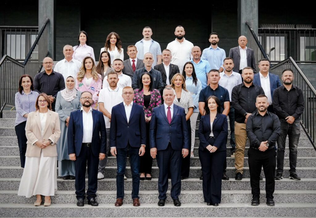 Imri Ahmeti prezanton ekipin e tij