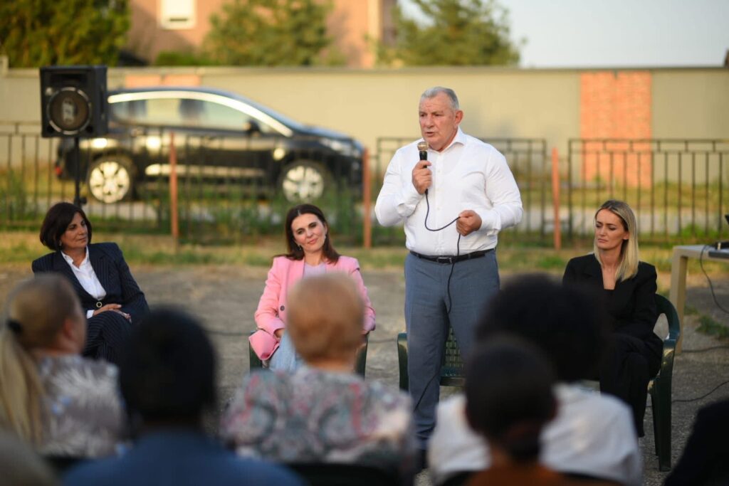 Shukri Buja bashkë me Vlora Çitakun takuan gratë e Bujanit dhe Bregut të Zi