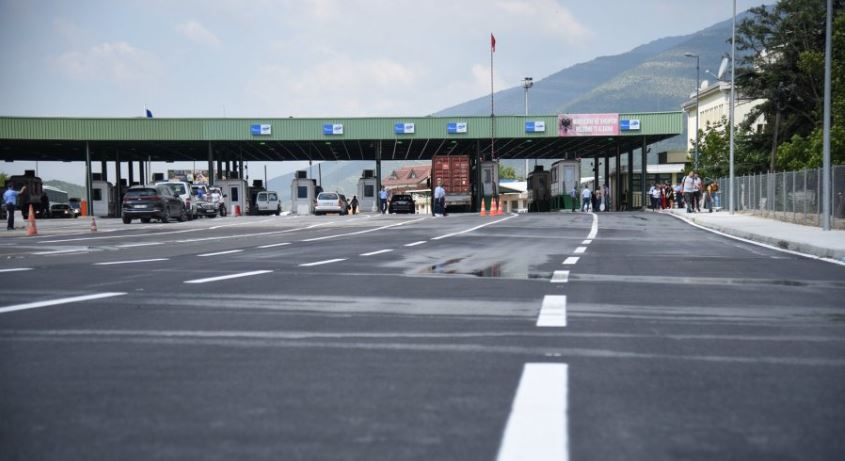 Tentoi të korruptojë policin dhe doganierin në Vërmicë, arrestohet në kufi shtetasi i Shqipërisë