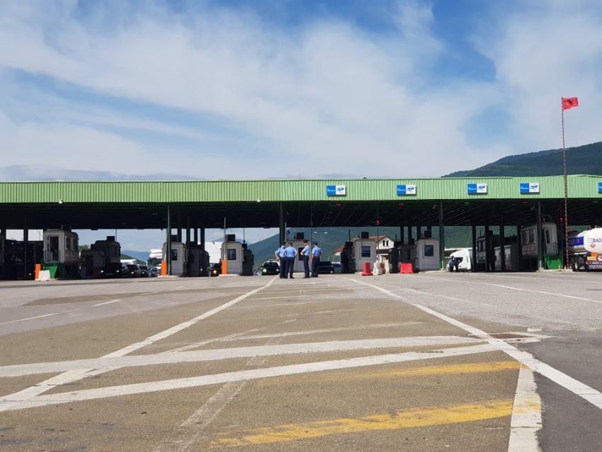 Arrestohet një person në Vërmicë, në veturë iu gjetën armë e pajisje ushtarake