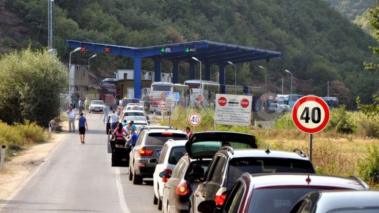 Kolona te Dheu i Bardhë, pritje deri në dy orë për të hyrë në Kosovë