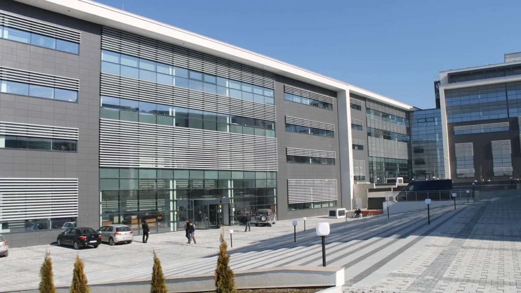 Dha deklaratë të rrejshme në seancë gjyqësore, arrestohet një person në Pallatin e Drejtësisë