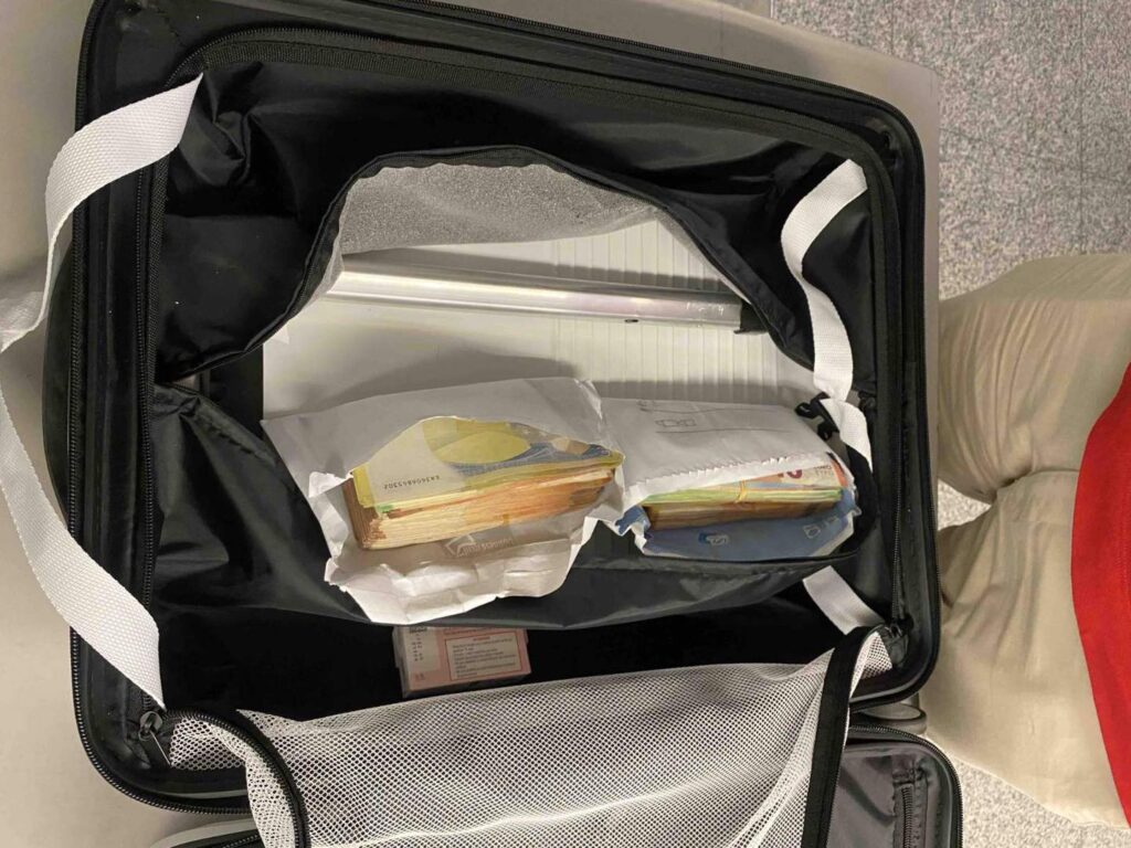 Dogana parandalon trafikimin e gjashtë Iphonëve, i konfiskon 9 mijë nga 36 mijë eurot e padeklaruara