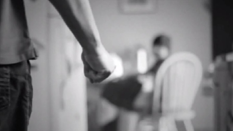 Babi keqtrajton dy fëmijët e tij