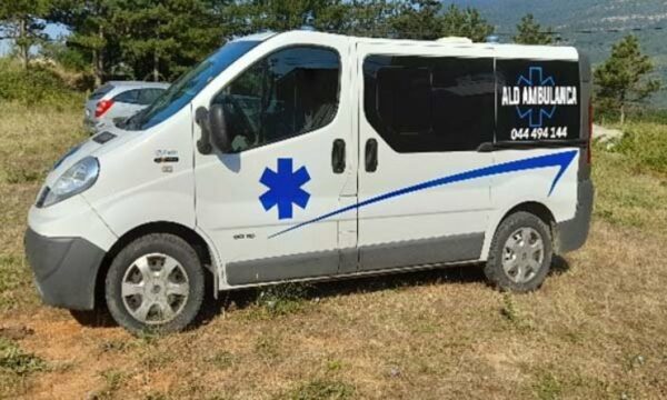 Autoambulanca me targa të Serbisë hyn ilegalisht në Kosovë, shoqërohen në polici shoferi, pasagjeri dhe dy pacientë