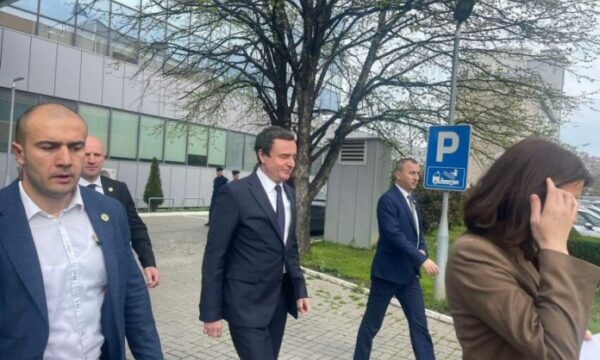 Kurti dorëzohet para Von der Leyen, ajo nuk i shkon në Qeveri, ky pranon ta takojë në sallën e Kuvendit