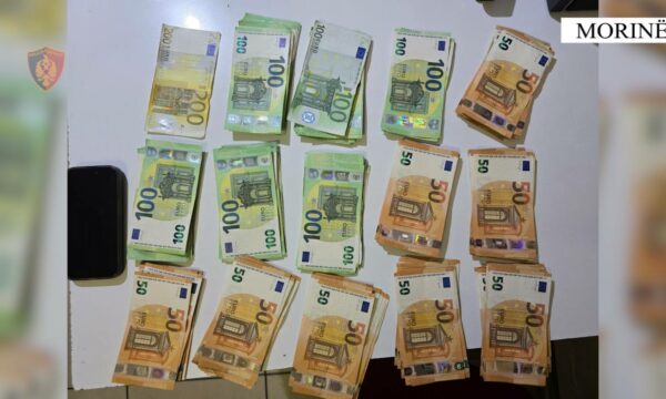 Tentuan të fusin në Shqipëri mbi 27 mijë euro të padeklaruara, policia kap dy shtetas të Kosovës në kufi