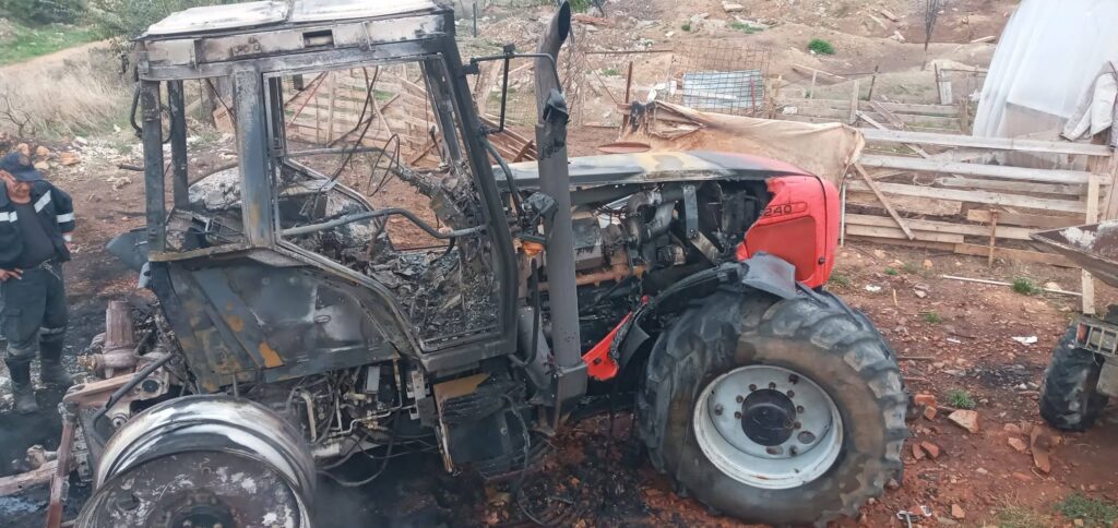 Bujkut në Rahovec iu dogj traktori dhe ushqimi i kafshëve në oborr, tregon se në kë dyshon