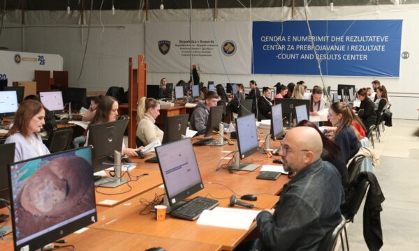 KQZ: Deri në 10, u numëruan 104 kuti me vota nga jashtë për kryetarë të kounave dhe 93 për kuvendet komunale