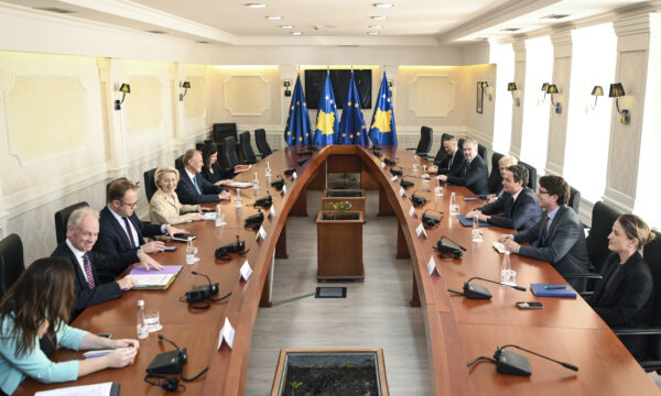 Kurti, nga një sallë e Kuvendit ku e takoi, ia bën disa kërkesa Presidentes së KE’së – njoftimi i ZKM-së