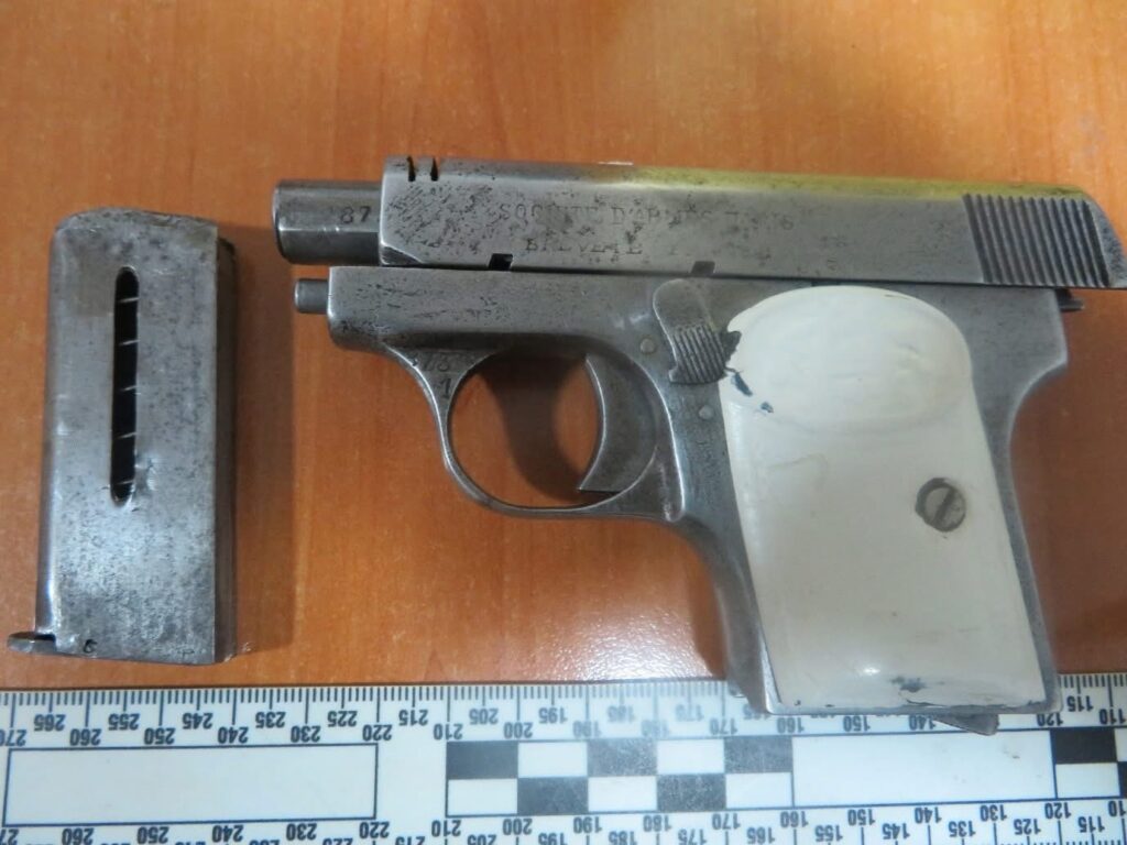 Policia sekuestron tri armë