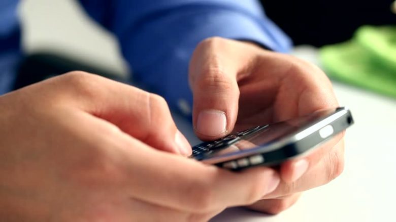 Kanosi një burrë përmes telefonit, arrestohet i dyshuari