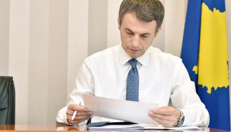 Ish ministri Reçica: Qeveria po e përdor rritjen e pagës minimale si instrument propagandistik