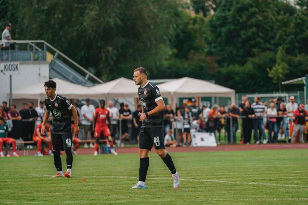 Dikur stërviste me Xabi Alonson te Leverkuseni, Larson Ferati tani luan te kjo skuadër gjermane
