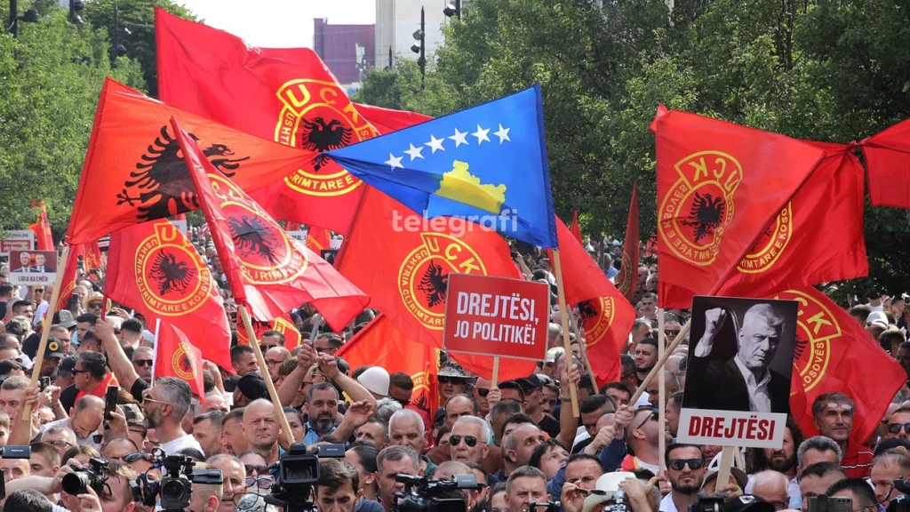 Sot protestohet në Tiranë, në përkrahje të ish-krerëve të UÇK-së që po gjykohen në Hagë