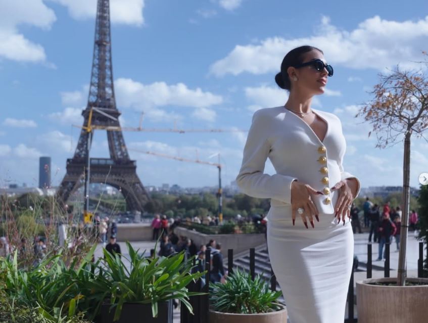Georgina në Paris, shfaq trupin si miss
