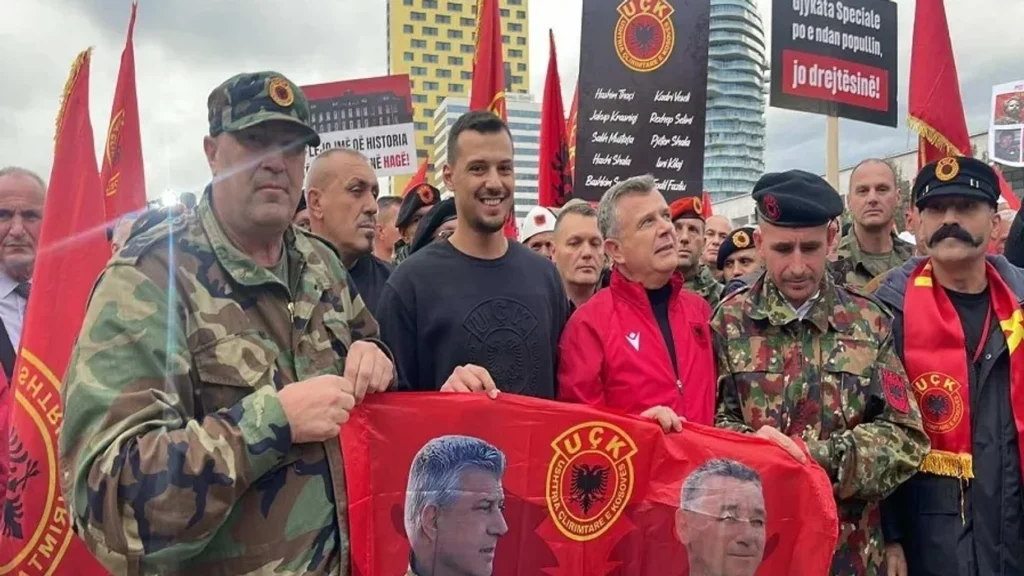 Djali i ish-presidentit Thaçi, në ballë të protestës në Tiranë