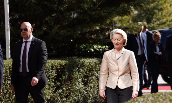 Von der Leyen e kryen vizitën në Kosovë pa konferencë për media, niset drejt Shkupit
