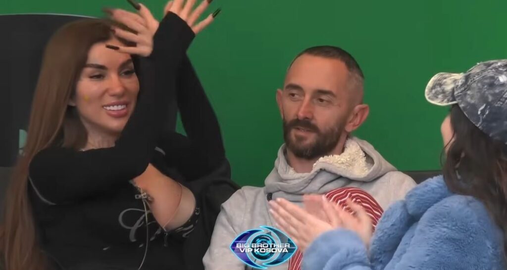 Bia e puth në kokë Arditin pasi ia këndoi këngën “Kuq e Zi” (VIDEO)