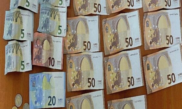 Tre fëmijë në Ferizaj e gjejnë në rrugë kuletën me mbi 600 euro, familjari e dorëzon në polici