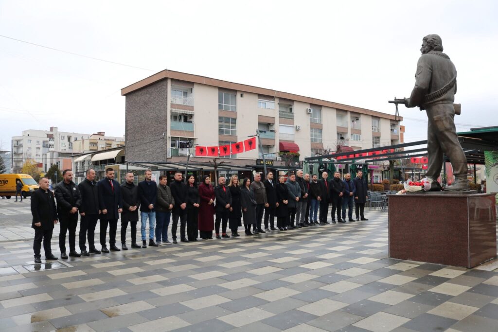 Kryetari Ahmeti bën homazhe në nder të festës së 28 Nëntorit