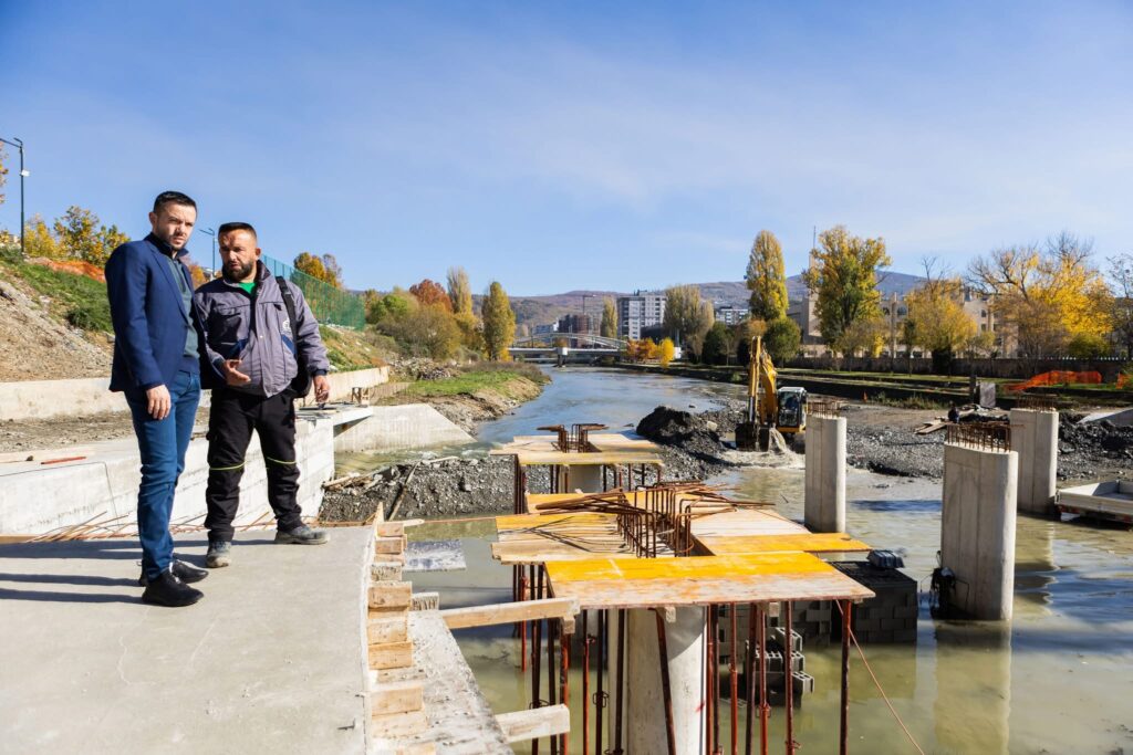 Tahiri viziton vendpunishten e urës në Mitrovicë: Kërkon hetim dhe bashkëpunim për përfundimin e projektit