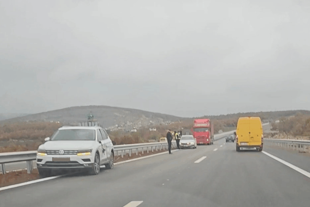 Aksident trafiku afër Klinës, lëndohen tre persona