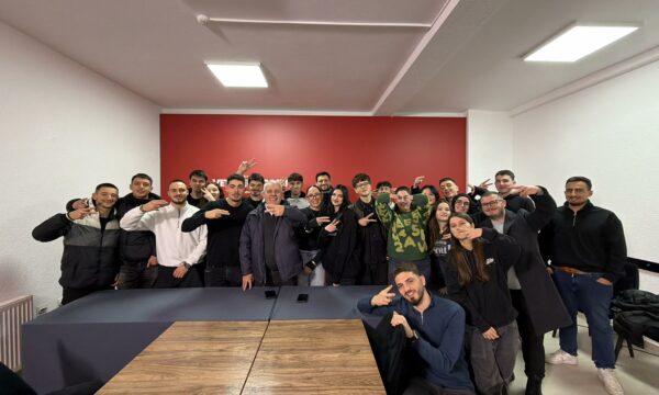 Reagimi i Sveçlës me aktivistë të VV’së me gërshërë në duar: Rinia me Lalin ju sosin +4