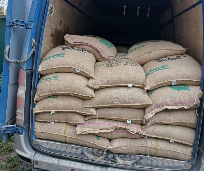 Policia ne Leposaviq kap furgonin e Serbisë me rreth 3600 kg kafe të kontrabanduar