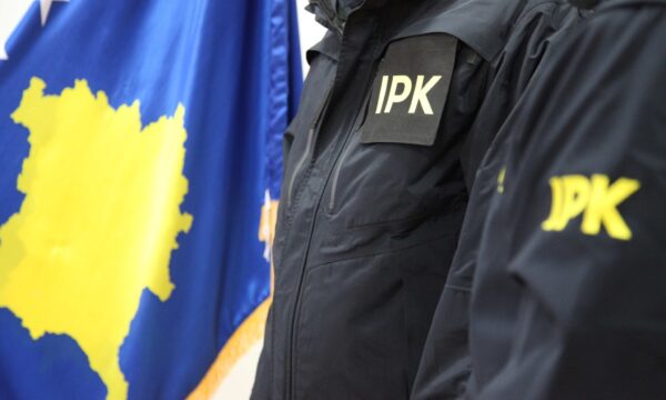 Policia arreston një zyrtar policor, dyshohet se pranoi ryshfet nga një qytetar serb për të hyrë në Kosovë të cilit i ishte ndalur